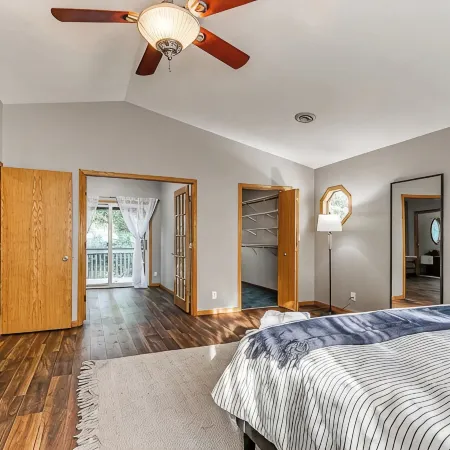 Spacious 6-Bed 3-Bath Retreat Next to park—ideal for Family & Group Getaways