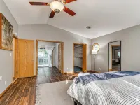 Spacious 6-Bed 3-Bath Retreat Next to park—ideal for Family & Group Getaways