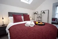 The Den - King BED 5 min Walk to City Centre - Condos