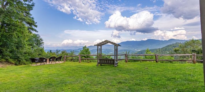 STUNNING MTN / RIVER VIEWS! 4bed/ 3bath  Hot tub, Firepit <15 min to Bryson City Ξενοδοχεία στην πόλη Swain County