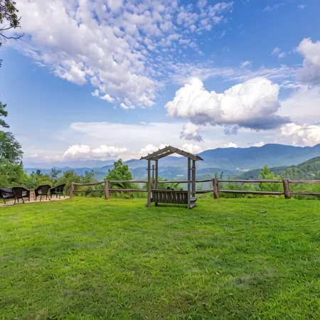 STUNNING MTN / RIVER VIEWS! 4bed/ 3bath  Hot tub, Firepit <15 min to Bryson City