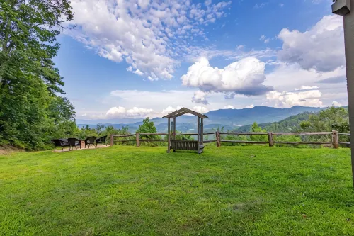 STUNNING MTN / RIVER VIEWS! 4bed/ 3bath  Hot tub, Firepit <15 min to Bryson City - Kuntosalit