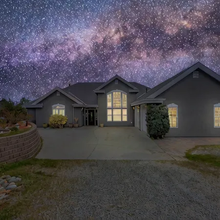 Ahwahnee Hilltop Getaway - large modern home with amazing views