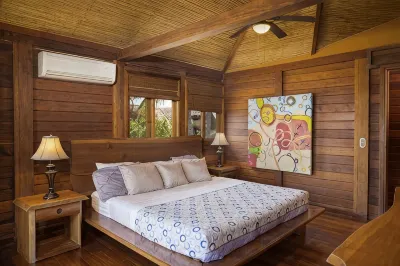 Stunning Beach House with ocean views and 5 minute walk to private beach! Hoteles en 