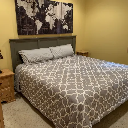 Large Big Sky Condo, sleeps 12-14. Close to Yellowstone and world class skiing!