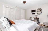 Private Yard Escape - 8 Min to Beach - Quiet &Stylish