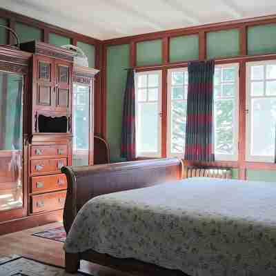 Historic Point Comfort Lodge on Upper Klamath Lake at Rocky Point Rooms