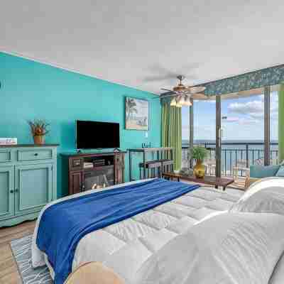 DOWNTOWN OCEANFRONT HIGH FLOOR WITH DREAM VIEWS! Rooms