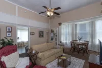 Historic "Battle House" Apartment - Uptown Columbus