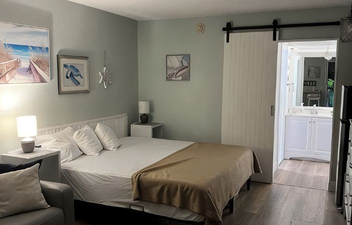 Cozy condotel with King Bed, WiFi, great pool, fitness room and much more!