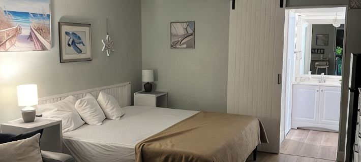 Cozy condotel with King Bed, WiFi, great pool, fitness room and much more! Hoteles en Whitfield