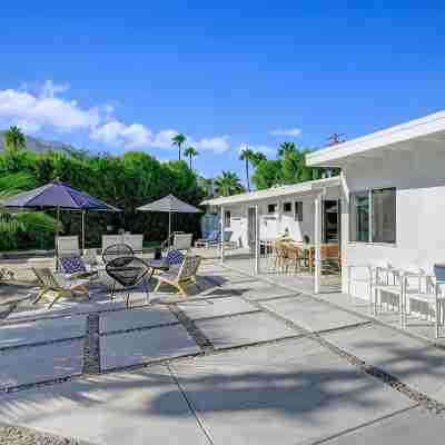 Midcentury Modern Gem in Sunrise Park Hotel Exterior