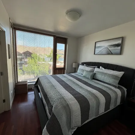 Deluxe View 2 Bedroom Chelan View Condo w/Extra Parking