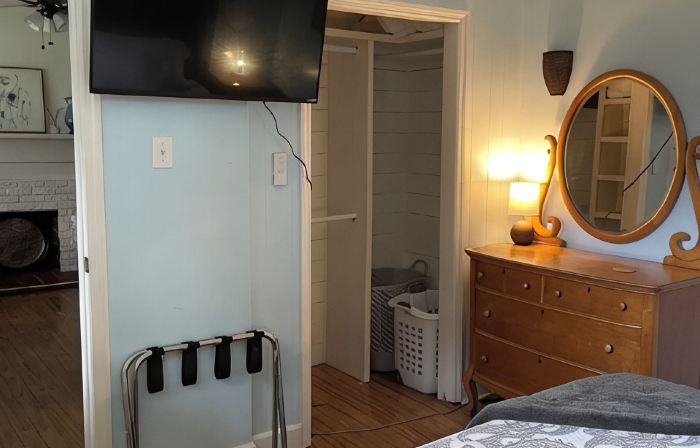 Walk to Waterfront Dining, Shops, Wine Bar. 2 Miles from I-95. No Pet Fee!