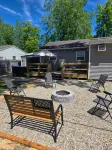Clean & Cozy Cottage - Lake Views + Private Hot Tub - Wifi