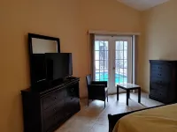 Beachside Pool House with heated pool, Short Walk to the Beach! - อ่างจากุชชี่