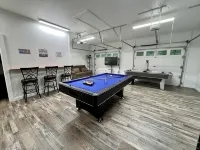Spacious Cabin on Little Mo River!! Game Room! Relax & Have Fun! 4 Bed, 4.5 Bath - balcón