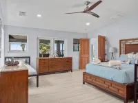 5BR/4.5B Beach House- heated pool, deep water dock, walk to beach! - ビーチサイド