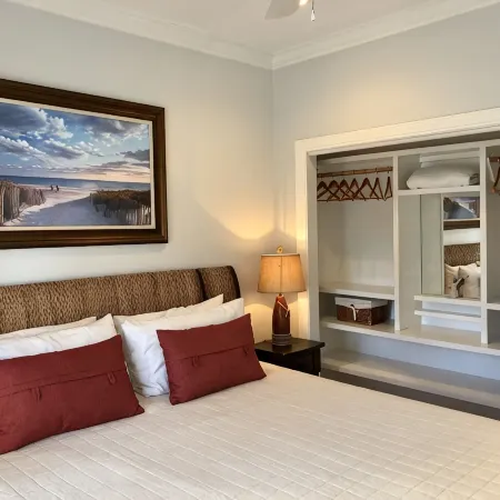 5 KING BEDS! OLD VILLAGE LOCATION!!!Close to Beaches, Shem Creek and Charleston
