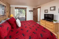 Newly Renovated & Listed! Across from SHARC & Walk to Village! 10 SHARC PASSES - Swimmingpools