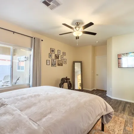 Saddle In & Kick Back: Old West Charmer w/King Bed and Putting Green Отели в г. Гудиер