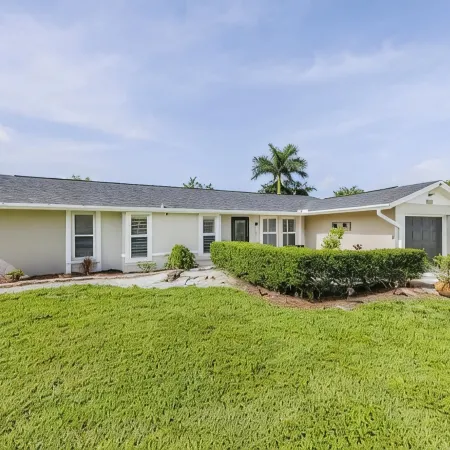 Close to the Beach and 5th Ave! Fun Naples Peaceful Getaway 4U!
