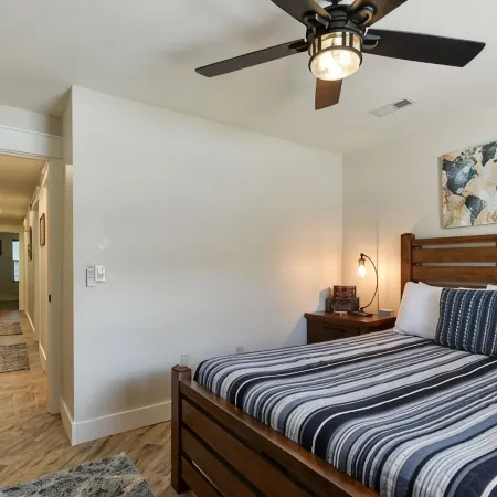 Abi's Place, No Stairs! Central Location! Stylish! 3 BDRM 2 BA, Pool Available