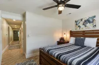 Abi's Place, No Stairs! Central Location!  Stylish!  3 BDRM 2 BA, Pool Available - 4つ星