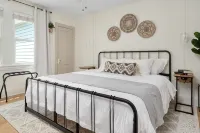 Mins to DTA - King Beds - Parking - Bungalows