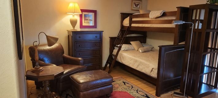 Mountain side Top Floor Condo, heated pool, spa, sauna & short walk to chairlift Hotels in Mount Crested Butte