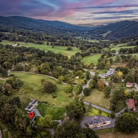 Charming 3-bedroom cottage with WiFi and AC in Hot Springs Hotels in Bath County