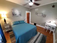 Downtown Retreat with large privacy fenced yard. Pet Friendly! - Wifi