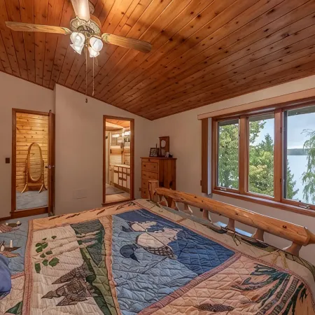 Gorgeous Chippewa Forest and Little Sand Lake @ backyard of this beautiful Cabin