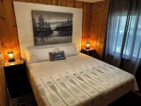 2 Private Cabins on an Secluded Acre, Walk to Restaurants, Fully Fenced - 홈스테이