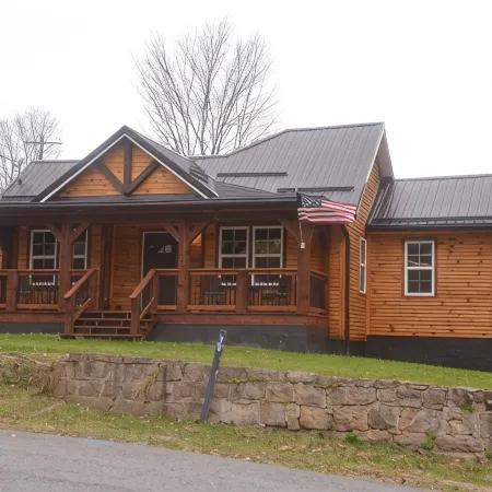 Cottage New River National Park 3 Minutes to the Bridge. Renovated & Hot Tub.