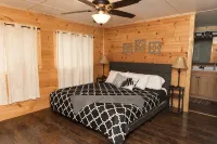 Colonels' Cabin at Ramp 11 Retreat by Concord Sun - Homestays
