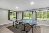 Big Red! Modern clubhouse with Hot Tub! Walking distance to Castle - 4 bedrooms - Boutique