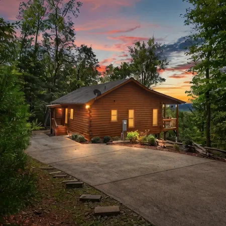 Mountain Views & just mins to City! Wood burning Fireplace, Hot tub, Fire pit