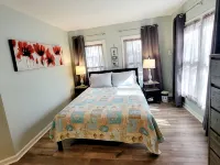 Simply Sunny Fun! 4BR Close to DT Chas & Beaches! Great backyard firepit & games - مطابخ