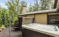 Relaxing & Rejuvenating Retreat w/Hot tub, Pool, Sauna, & Games for family+pets - 샬레 호텔