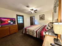 Cozy Pigeon Forge Cabin Near Parkway: Hot Tub, Mountain Views & Pet Friendly! - Farmhouses
