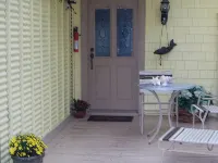 Unique and Charming--Waterfront Studio Cottage - Queen bed & Dock - 3-Star