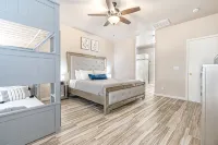Spacious 5-Bedroom home w/ Pool & Hot Tub - บังกะโล