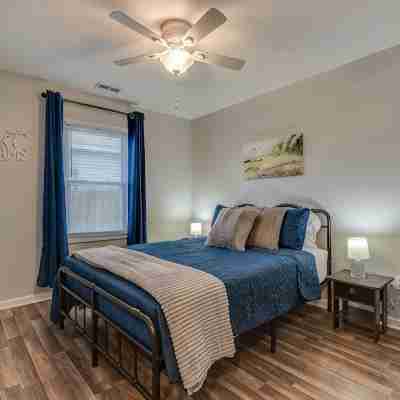 Mins to Downtown~Etsu~Jcmc~VA Med Center+King & Queen Beds Rooms