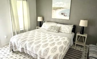 Fully Updated Beautiful Seabrook Barn Style Cottage