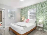 Super Modern ~3 miles to Beach~ Large Yard/Patio & BBQ Hotels in Hallandale Beach