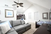 Sweet 4 Bedroom, 3 Bath Plus Loft Bedroom, Pool Home - Homestays