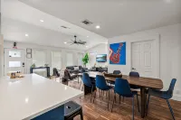 Huge Patio Game Room w/ Pool - 18 Beds - Downtown - Собственным Бассейном