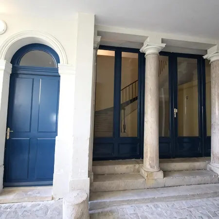 3000 sq f, in the old Saumur city , along the Loire river. Charm & great views