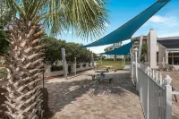 Beach House! Walk to Private Beach Gate, Pickleball, Rent Golf Cart, Heated Pool - 프라이빗 풀
